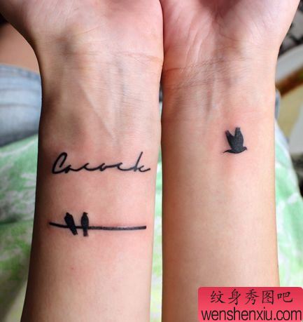 女生手臂时尚的小鸟纹身图案