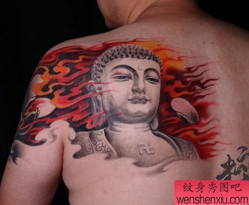 男性背部一幅超帅的佛纹身图案