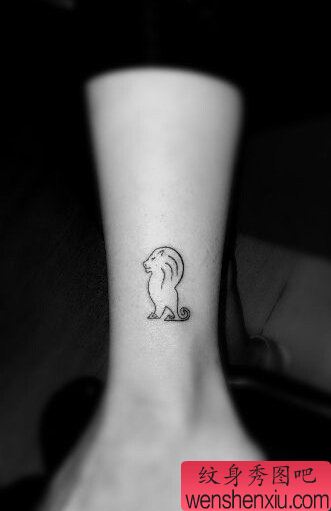 女生腿部一幅线条小狮子纹身图案