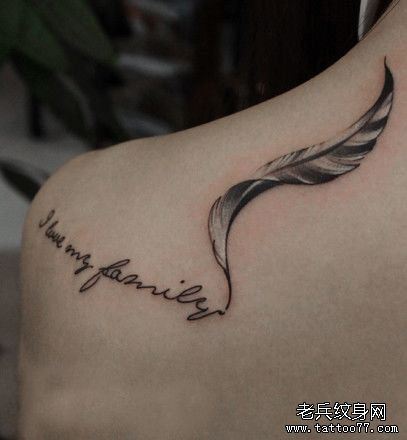 女孩子肩膀处羽毛与字母纹身图案