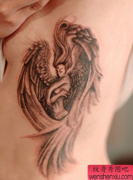 女孩子侧胸一幅守护天使纹身图案