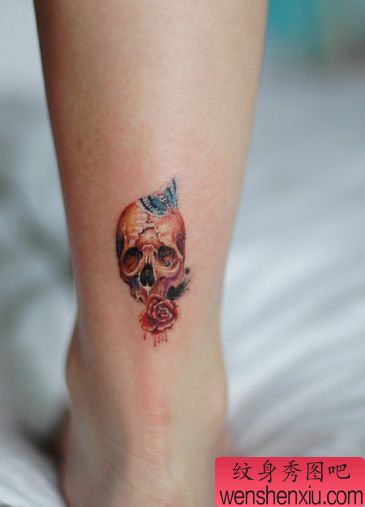 女孩子腿部小巧精美的骷髅纹身图案