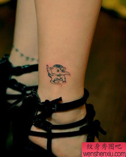 腿部一幅可爱图腾小象纹身图案