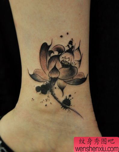 美女腿部流行时尚的水墨画莲花纹身图案