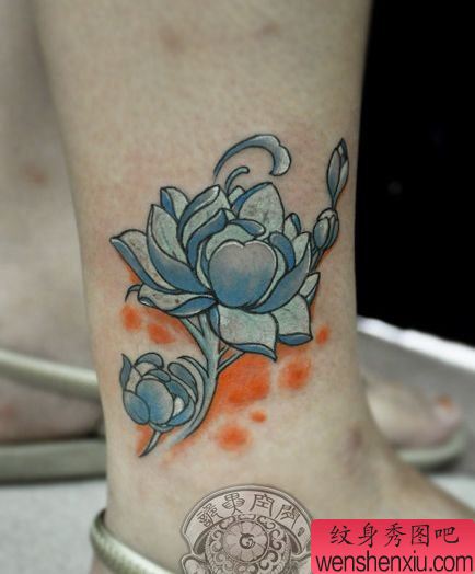 女孩子腿部精美时尚的莲花纹身图案