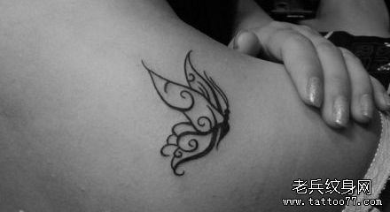 女生肩膀处图腾蝴蝶纹身图案