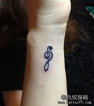 女孩子手臂时尚的图腾音符纹身图案