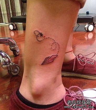 腿部一幅另类流行的纸飞机纹身图案