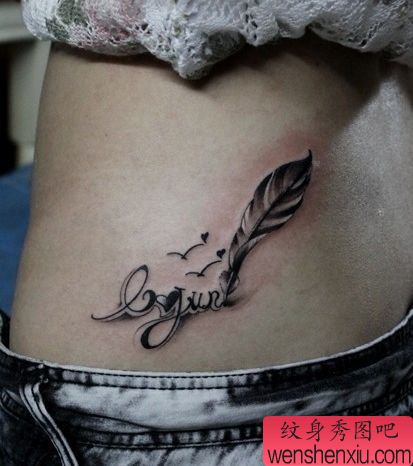 女生腰部流行精美的羽毛与字母纹身图案