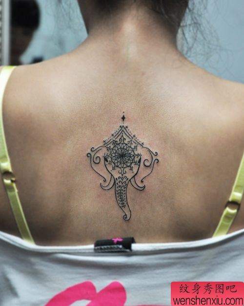 女生背部精美的图腾象纹身图案