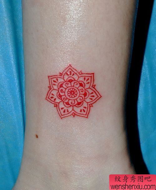 女生喜欢的腿部精美的图腾纹身图案