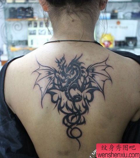 女生背部一幅霸气的图腾龙纹身图案