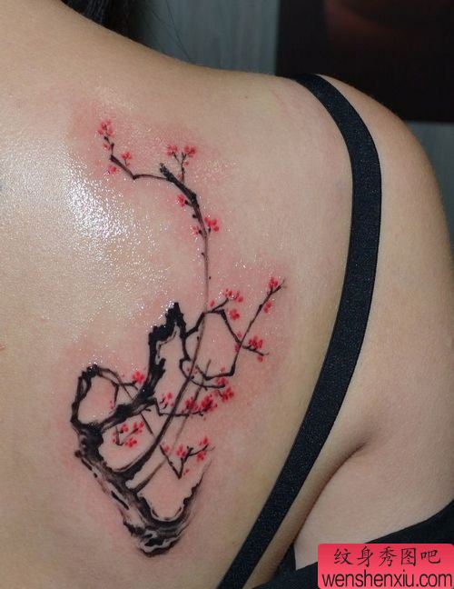 女生背部好看精美的梅花纹身图案