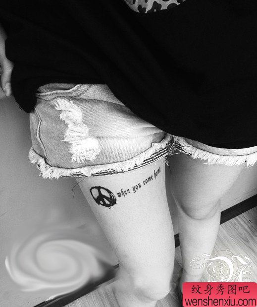 女孩子腿部反战符号与字母纹身图案