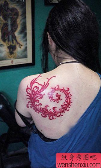 女生肩背图腾羽毛纹身图案