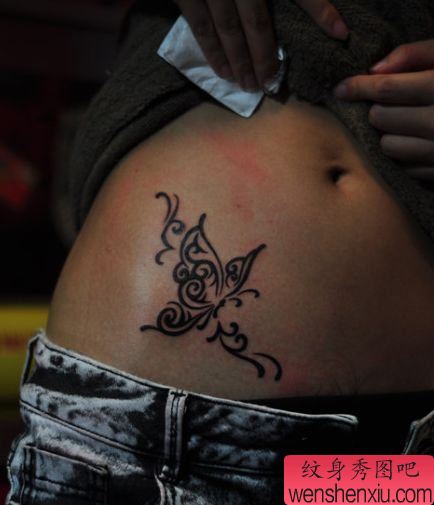 女生腹部时尚的图腾蝴蝶纹身图案