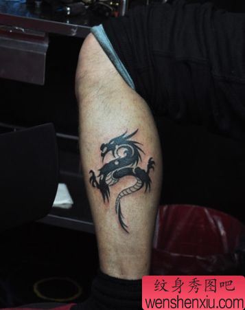 腿部帅气精美的图腾龙纹身图案