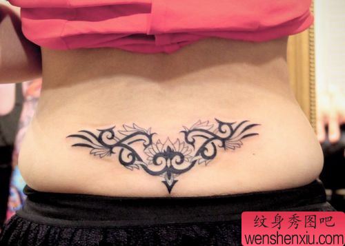 美女腰部精美的图腾腰花纹身图案