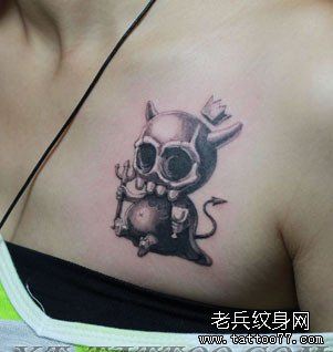 女生胸部一幅骷髅恶魔纹身图案