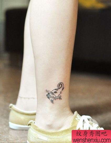 女生腿部时尚精美的小象纹身图案