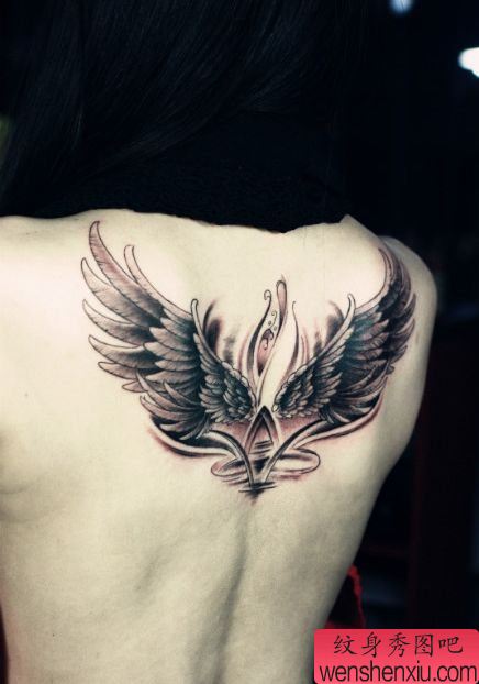 美女背部精美的翅膀纹身图案