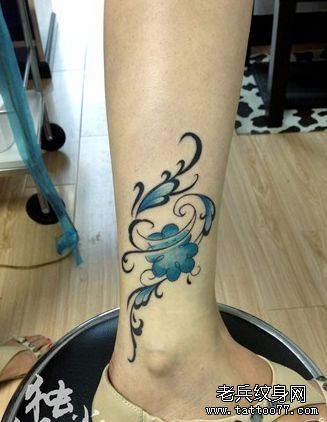 女孩子腿部精美的彩色图腾四叶草纹身图案