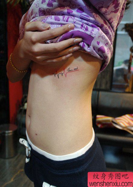 女孩子胸部心电图与字母纹身图案