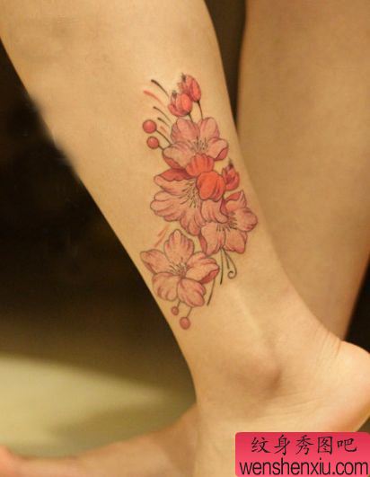 女生腿部精美的彩色桃花纹身图案