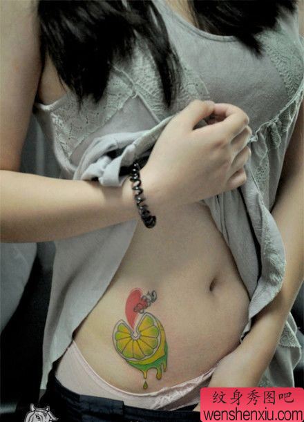 美女腹部一幅柠檬纹身图案