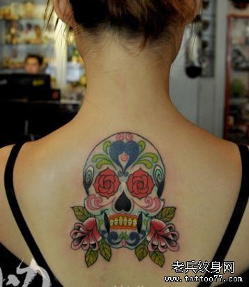 美女背部流行的欧美风格骷髅纹身图案