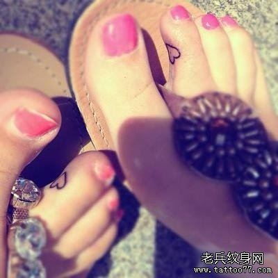 女孩子脚趾一幅小爱心纹身图案