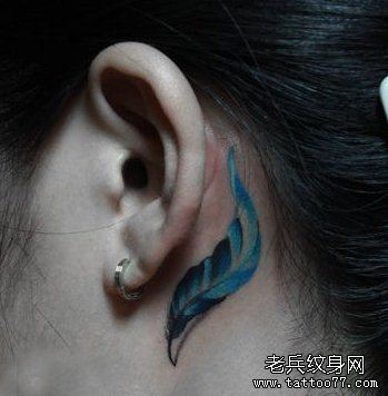 女孩子耳部好看的彩色羽毛纹身图案