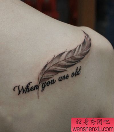 女生肩背好看的羽毛与字母纹身图案
