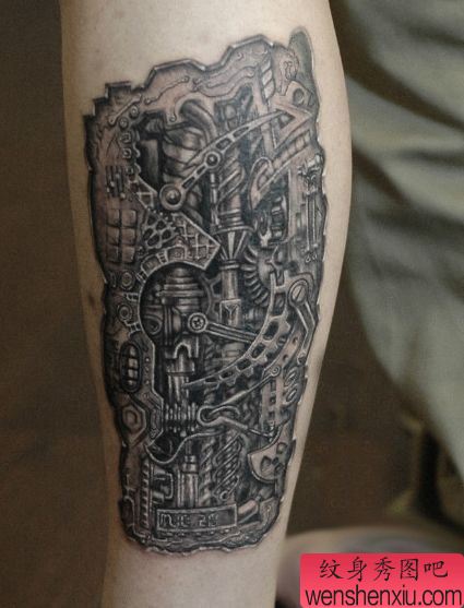 男性腿部帅气的机械臂纹身图案