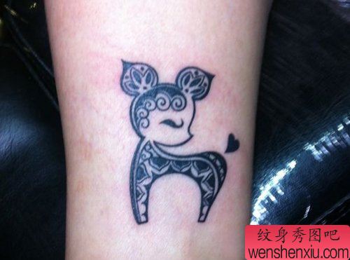 　女生腿部可爱的图腾小鹿纹身图案