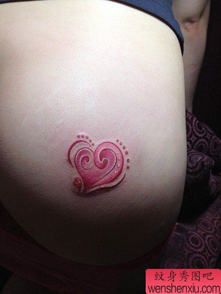 美女臀部精美的一幅彩色爱心纹身图案
