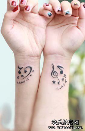 女生手臂小巧精美的图腾音符纹身图案