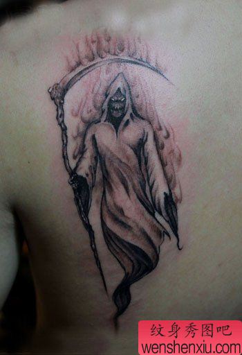 女生肩背帅气的死神纹身图案