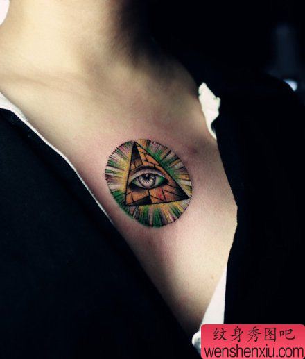 女孩子胸部一幅上帝之眼纹身图案