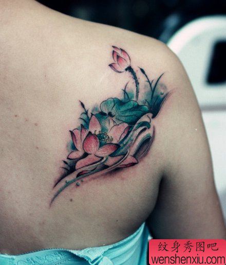 美女肩背精美的莲花与荷叶纹身图案
