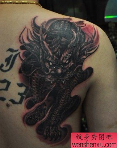 男性肩背一幅神兽麒麟纹身图案