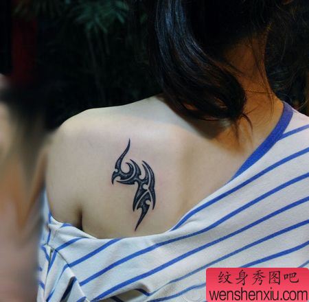 女生肩背精美的石雕效果图腾纹身图案