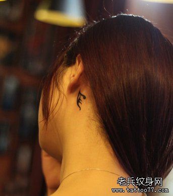 女孩子耳部小巧的图腾纹身图案