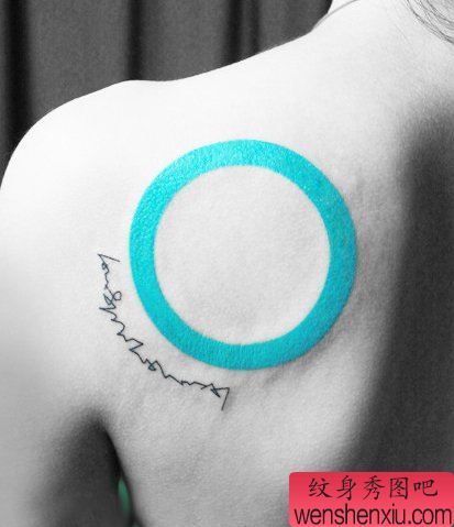 美女肩背一幅圆圈与字母纹身图案