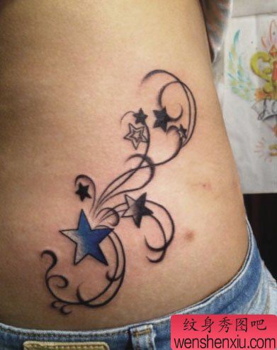 女生腰部一幅五角星藤蔓纹身图案