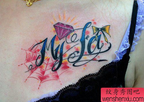 美女胸部另类流行的字母蜘蛛网蝴蝶结钻石纹身图案