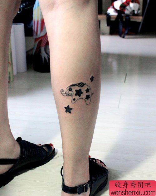 女孩子腿部图腾小象与五角星纹身图案