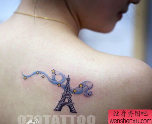 女生肩背一幅流行的巴黎埃菲尔铁塔纹身图案
