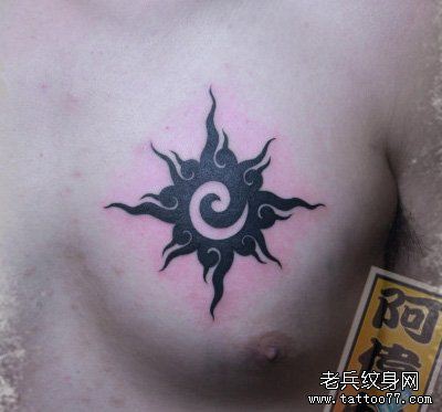 胸部一幅帅气的图腾太阳纹身图案