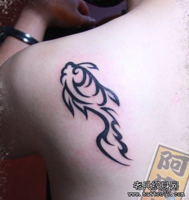 女孩子肩背好看的图腾鱼纹身图案